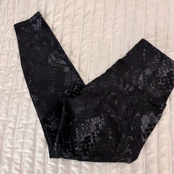 Old Navy Active Elevate High Rise Snake Skin Go-Dry Leggings High Rise Pockets - Picture 1 of 7